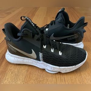 NEW Nike Mens 11.5 Lebron Witness 5 black/white-metallic silver